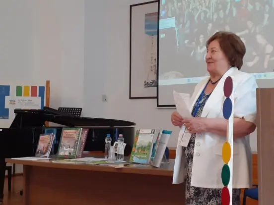 A program egyik oktatója mutatja be a módszertant a könyvek mellett